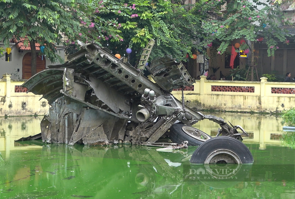 br/> Sau khi bị tên lửa bắn trúng, chiếc B-52 đã nổ tung thành nhiều mảnh rơi xuống làng hoa Ngọc Hà. Phần lớn thân và cánh máy bay rơi xuống hồ Hữu Tiệp.