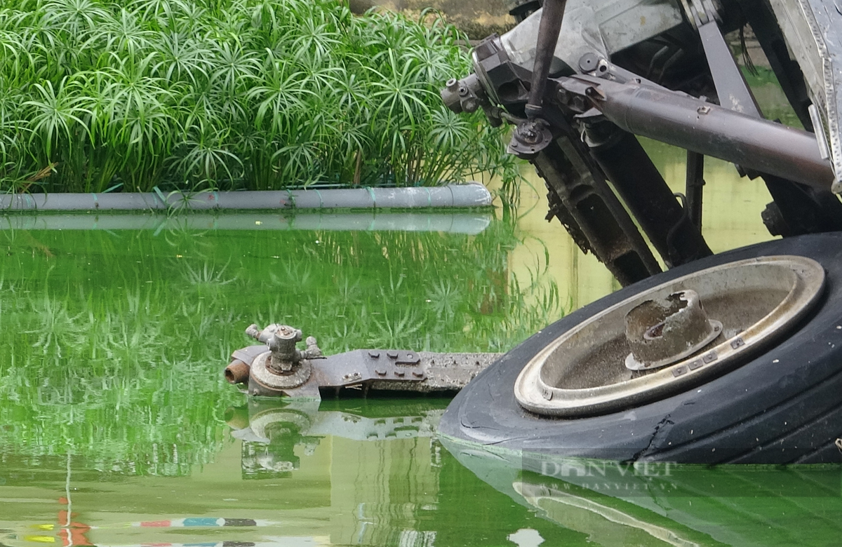 Thân vỏ máy bay gần 50 năm nằm trong lòng hồ, không có dấu hiệu bị hoen gỉ. Đặc biệt, đây là chiếc máy bay B-52 bị bắn rơi tại chỗ khi chưa kịp thả bom.