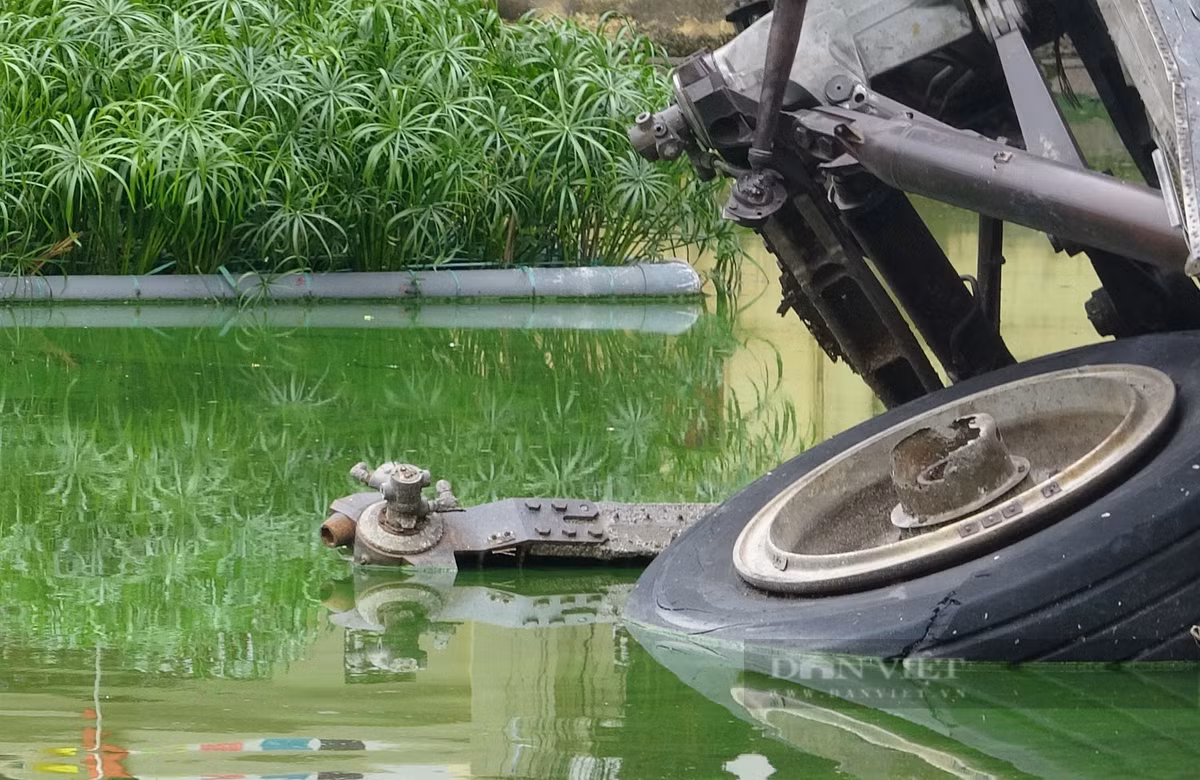 Thân vỏ máy bay gần 50 năm nằm trong lòng hồ, không có dấu hiệu bị hoen gỉ. Đặc biệt, đây là chiếc máy bay B-52 bị bắn rơi tại chỗ khi chưa kịp thả bom.