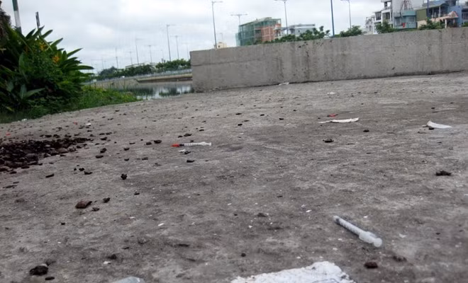 Không chỉ vậy, nhiều ống kim còn bị bỏ lại 2 bên cầu. Người dân phản ánh, phần cầu giáp kênh Tàu Hủ có vỉa hè rộng rãi, buổi chiều rất thoáng mát nhưng không ai dám đưa con em ra vui chơi vì sợ giẫm phải kim tiêm của các con nghiện.