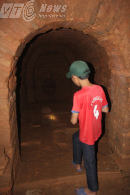 Các hầm mộ sâu hun hút, nhiều ngóc ngách.