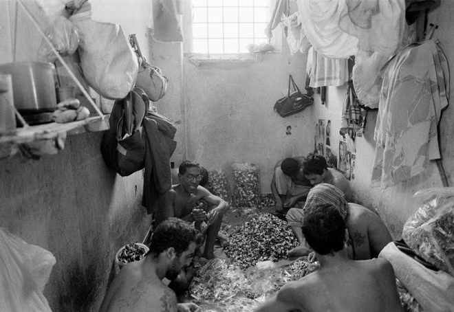 Trong cuốn Estação Carandiru, bác sĩ nổi tiếng Drauzio Varella, người tình nguyện làm việc tại nhà tù Carandiru để giúp ngăn chặn đại dịch HIV/AIDS, đã phơi bày thực trạng về điều kiện sống tồi tệ nơi đây. Ảnh: Alex Majoli.