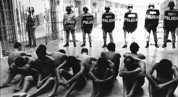 Carandiru gắn liền với vụ thảm sát kinh hoàng ngày 2/10/1992 khi cảnh sát vũ trang được điều động trấn áp cuộc nổi loạn giữa hai băng nhóm đối địch. Cảnh sát đã thẳng tay "hành quyết" các tù nhân bằng cách bắn súng vào họ trong khi nhiều người vẫn ở trong xà lim. Thậm chí, một số người khi đó ở trong tình trạng không mảnh vải che thân và giơ tay đầu hàng. Ảnh: TV Brasil/Divulgação.