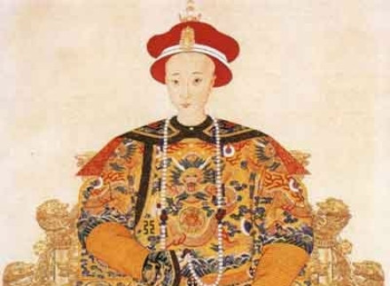 Thứ hai, sự thất bại trong việc chọn hoàng hậu cho Đồng Trị là một bài học lớn với bà. Từ Hy và hoàng hậu của Đồng Trị A Lỗ Đặc Thị có mâu thuẫn, thậm chí dẫn đến mẹ con bất hòa, Từ Hy đương nhiên không muốn lịch sử lặp lại. Vậy tại sao Quang Tự không muốn chọn chị họ làm hoàng hậu? Theo ghi chép, con gái Diệp Hách Na La Thị của Quế Tường tướng mạo bình thường, lại còn bị gù, hơn nữa đã 21 tuổi, lớn hơn Quang Tự 3 tuổi. Đối với Quang Tự, chọn chị họ làm vợ là điều khó chấp nhận được, hơn nữa bề ngoài Long Dụ khó nhìn, không chọn làm hoàng hậu cũng có lý do về lý và tình. Nhưng Long Dụ là do Từ Hy chỉ định, Quang Tự không dám làm trái ý chỉ của Thái Hậu. Ảnh: Hoàng đế Đồng Trị.