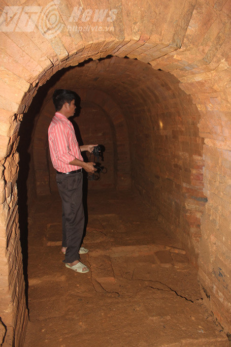 Nguyễn Quang Vinh, trưởng thôn 5 trong hầm mộ.