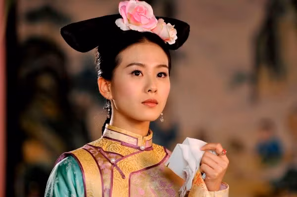 “Quá trình chọn hoàng hậu”: Chọn tư cách không chọn nhan sắc. Bộ tổ chức: Bộ Hộ. Điều kiện tham gia: các cô gái trong đội Bát Kỳ từ 13 đến 16 tuổi, khỏe mạnh không khuyết tật. Nơi chọn: Tĩnh Di Hiên, Ngự Hoa Viên trong Tử Cấm Thành Bắc Kinh. Quy tắc thi: Ba năm một lần chọn tú nữ trong đội Bát Kỳ, người được chọn “sẽ được kết hôn với Hoàng đế, hoàng tôn, hoặc được chỉ hôn với hoàng thân quốc thích.”