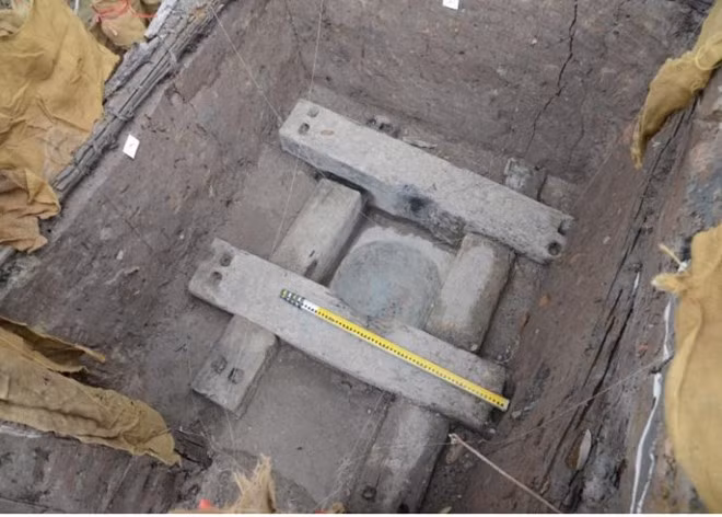 Kiến trúc trung tâm có 2 vòng tròn đồng tâm.