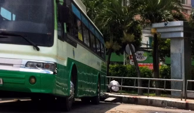 Tại bãi xe buýt trong công viên 23 Tháng 9, đoạn gần vòng xoay Cống Quỳnh, các con nghiện thường sử dụng ma tuý ngay sau đuôi xe. Nhiều con nghiện ngồi ở làn đường dành cho hành khách lên xe để tiêm chích khiến nhiều người không dám đi qua.