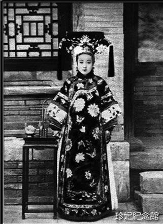 Trong vòng cuối, 5 tú nữ mặc dù có tài nghệ riêng, nhưng không có cơ hội để thể hiện. Quang Tự bị ép buộc trao ngọc như ý tín vật định tình của Hoàng Gia cho chị họ Diệp Hách Na Lạp Thị. Cuối cùng hai ý chỉ đồng thời được ban ra, kết quả vòng cuối đã định, một ý chỉ tuyên bố con gái của Đô Thống Quế Tường Diệp Hách Na Lạp Thị được chọn làm hoàng hậu, một ý chỉ khác thì tuyên bố hai con gái Tha Tha La Thị của Thi Lang Trường Tự được lần lượt phong làm Cẩn Phi và Trân Phi. Ảnh: Chân dung ái phi của Quang Tự hoàng đế - nàng Trân Phi.