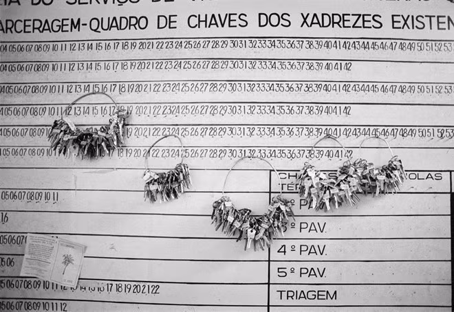 Ổ khóa các phòng giam. Ảnh: Alex Majoli.