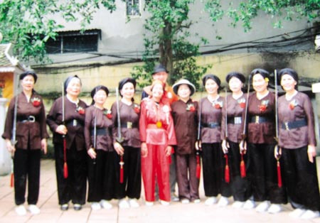 Cụ Nga mặc áo đỏ, đứng giữa cùng đội võ Hoàng Ngân của đình Hào Nam chụp hình lưu niệm trước khi đi biểu diễn.