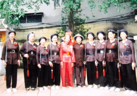 Cụ Nga mặc áo đỏ, đứng giữa cùng đội võ Hoàng Ngân của đình Hào Nam chụp hình lưu niệm trước khi đi biểu diễn.