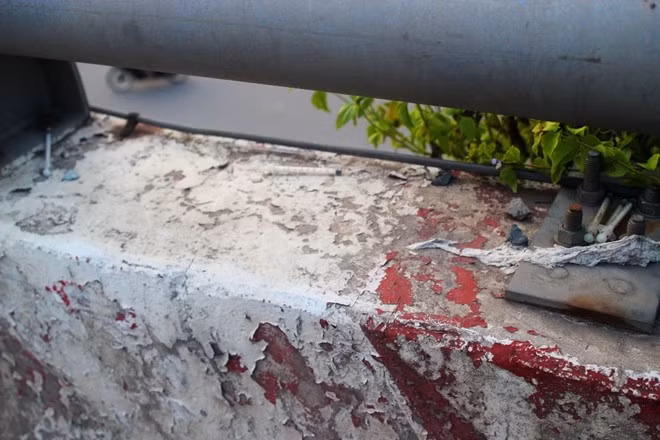 Cầu vượt An Sương và khu vực trước bến xe An Sương (quận 12) cũng tương tự. Nơi đây "nổi tiếng" từ rất lâu bởi những hình ảnh mua bán và sử dụng ma tuý công khai như... chợ. Nhiều người lưu thông qua cầu rất lo lắng khi con nghiện ngồi 2 bên vô tư chích hút.