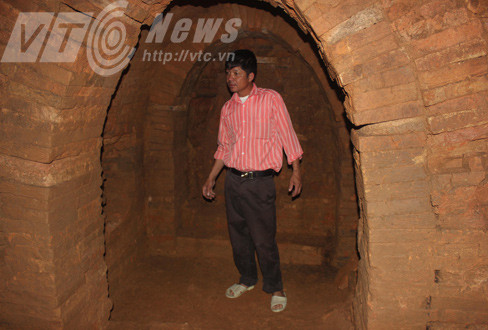 Trưởng thôn Nguyễn Quang Vinh bên trong ngôi mộ Hán.