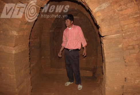 Trưởng thôn Nguyễn Quang Vinh bên trong ngôi mộ Hán.