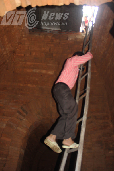 Xuống ngôi mộ từ chỗ phá của mộ tặc.