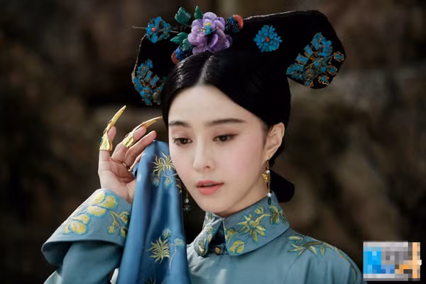 Hai tiêu chuẩn chọn tú nữ mà nhà Thanh công khai gồm: một là phẩm đức, hai là gia thế. Tướng mạo không quan trọng, nếu tú nữ quá xinh đẹp, sẽ có mối nguy từ việc hoàng đế đắm chìm vào nữ sắc và hậu cung sóng gió vì ghen tuông.