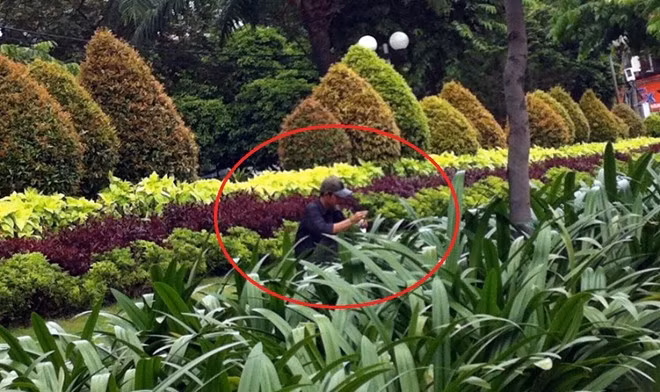 Một thanh niên chích ma tuý trên vỉa hè công viên 23 Tháng 9 lúc 12h ngày 22/10. Khu vực này rất đông khách nước ngoài qua lại.