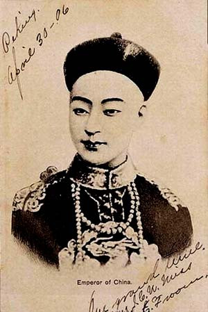 “Những tính toán trong việc chọn hoàng hậu”. Từ Hy chọn hoàng hậu để tăng thêm tai mắt. Từ Hy chọn cháu gái làm hoàng hậu là có tính toán của mình. Trước hết, phi tần của hoàng đế, đặc biệt là hoàng hậu, có quan hệ mật thiết với hoàng đế, có sức ảnh hưởng đặc biệt đối với suy nghĩ của hoàng đế. Lập cháu gái làm hoàng hậu thì tình thân càng thêm thân, hơn nữa làm như vậy cũng coi như có thêm một tai mắt đáng tin cậy được sắp đặt bên cạnh Quang Tự. Ảnh: Hoàng đế Quang Tự.