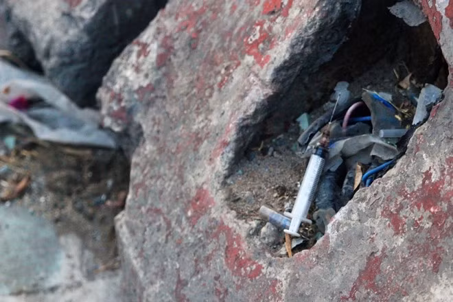 Những khe hở của cầu vượt An Sương luôn được các con nghiện dùng để vứt kim tiêm. Theo thống kê của Công an TP.HCM, tính đến cuối tháng 5/2014, toàn thành phố có 19.213 con nghiện, đó là chưa kể hơn 5.700 người cai nghiện tập trung đã trốn trại từ năm 2003. Đây là nguyên nhân dẫn đến tình trạng tội phạm, đặc biệt là tội phạm hình sự nghiêm trọng xảy ra ngày càng nhiều trên địa bàn.