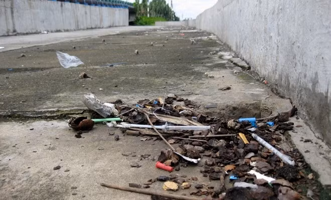 Ống kim tiêm lẫn lộn trong các đống rác thải. Nhiều chai lọ chứa nước cất bằng thuỷ tinh cũng vương vãi khắp nơi. Vào ngày 29/7, tại khu vực cầu Kênh Ngang số 2, một con nghiện trong lúc chạy trốn sự truy đuổi của công an đã nhảy kênh Tàu Hủ chết đuối. Tình trạng sử dụng ma tuý tràn lan tại đây khiến an ninh trật tự không đảm bảo, chính quyền địa phương lắp bảng cảnh báo khắp nơi.