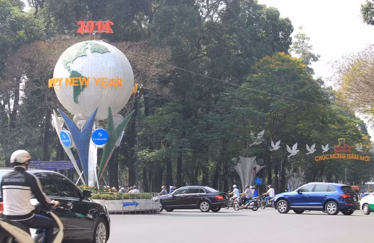 Đường phố cũng ngập tràn không khí Tết.