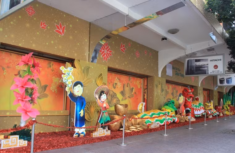 Những tiểu cảnh biểu trưng văn hóa Tết của Đất phương Nam có mặt trên khắp vỉa hè trung tâm thành phố.