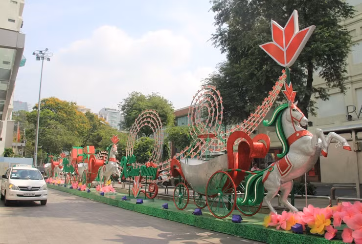 Hình ảnh những chú ngựa trắng tung vó kéo xe được trang hoàng trước Trung tâm thương mại Vincom.