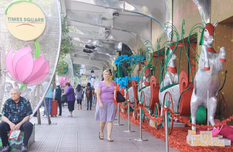 Du khách thích thú với những hình ảnh biểu trưng năm Ngọ của người dân Việt Nam.