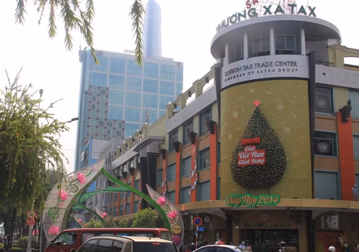Mặt tiền Thương xá Tax ngay giữa trung tâm Sài Gòn với lời chúc xuân Giáp Ngọ "Chúc Việt Nam thịnh vượng"