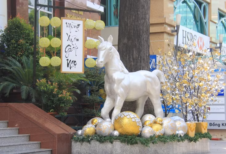 Chú ngựa trắng oai phong trên đường Đồng Khởi.