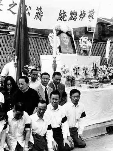 Đám tang Tưởng Giới Thạch sở dĩ được người thời đó cho là “vô tiền khoáng hậu” cũng bởi những chi tiết lạ kỳ diễn ra. Không ít những tờ báo Đài Loan thời bấy giờ đăng tải đồng loạt hình ảnh một số nhân vật trong chính quyền quỳ sụp dưới di ảnh của Tưởng Giới Thạch như quỳ trước một vị quốc phụ. Các tài liệu tiết lộ, đây là màn dàn dựng của Tưởng Kinh Quốc với dụng ý minh chứng rằng nhân dân Đài Loan hoàn toàn ủng hộ Tưởng Giới Thạch.