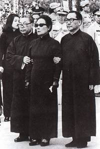 Chi tiết này cần phải giải thích thêm rằng, vào năm 1927, khi chính thức kết hôn với Tống Mỹ Linh, họ Tưởng đã từ bỏ đạo Phật và theo đạo Cơ đốc, vì vậy, trong đám tang của ông ta có sự xuất hiện của 5 cây thánh giá như đã miêu tả. Ảnh: Tống Mỹ Linh được Tưởng Kinh Quốc, Tưởng Vĩ Quốc dìu hai bên trong đám tang Tưởng Giới Thạch.