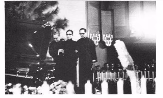 Trong quan tài của Tưởng Giới Thạch còn có những huy chương ghi dấu những năm tháng binh nghiệp của ông ta. Nhưng chi tiết thú vị và kỳ lạ nhất xuất hiện trong quan tài của họ Tưởng có lẽ là bốn quyển sách được đích thân Tống Mỹ Linh đặt vào. Đó là một quyển Kinh thánh, cuốn “Chủ nghĩa tam dân" của Tôn Trung Sơn, một quyển "Thơ Đường" và cuốn sách mang tên "Suối trong sa mạc". Ảnh: Tống Mỹ Linh được Tưởng Kinh Quốc, Tưởng Vĩ Quốc dìu hai bên trong đám tang Tưởng Giới Thạch.