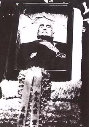 Ngày 5/4/1975, cựu Tổng thống Trung Hoa Dân quốc Tưởng Giới Thạch đã trút hơi thở cuối cùng tại Đài Bắc, hưởng thọ 89 tuổi. Theo thông báo của Cục tin tức Chính phủ Đài Loan thời bấy giờ, sẽ tiến hành “quốc tang” trong thời gian một tháng kể từ ngày 6/4. Ảnh: Di hài Tưởng Giới Thạch.