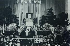 Theo những tài liệu đã công bố, 88 cây nến trắng đã được thắp xung quanh quan tài Tưởng Giới Thạch. Thêm vào đó là 5 cây thánh giá theo nghi lễ của đạo Cơ đốc được bày ở chính giữa phòng tang lễ. Ảnh: Linh đường.