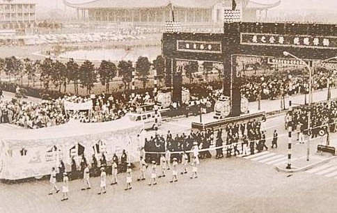 Độ hoành tráng của tang lễ còn được thể hiện ở sự diễu hành rầm rộ của 99 xe quân sự mang theo quốc kỳ, cờ đảng, ảnh của Tưởng Giới Thạch.... Hơn 2000 người thuộc chính quyền, quân đội và một số bạn bè quốc tế... đã theo sau xe tang.