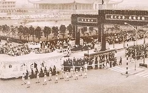 Độ hoành tráng của tang lễ còn được thể hiện ở sự diễu hành rầm rộ của 99 xe quân sự mang theo quốc kỳ, cờ đảng, ảnh của Tưởng Giới Thạch.... Hơn 2000 người thuộc chính quyền, quân đội và một số bạn bè quốc tế... đã theo sau xe tang.