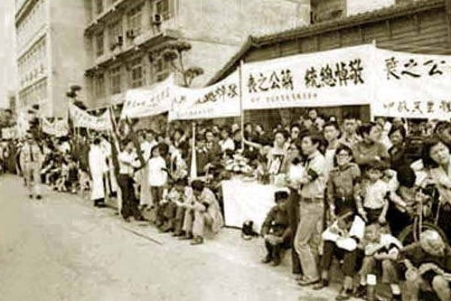 Lễ an táng Tưởng Giới Thạch diễn ra vào ngày 16/4/1975. Sau khi 21 phát đại bác được bắn theo nghi thức quốc tang, quan tài của Tưởng được đưa lên xe tang và diễu qua những con phố lớn của Đài Bắc. Được biết, trước đó, chính quyền Đài Loan đã phát động hàng nghìn sinh viên và học sinh quỳ rạp trên đường khi xe tang đi qua và không được ngẩng đầu lên nhìn trực diện.