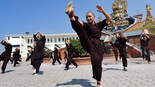 Võ sinh luyện tập tại Trường võ thuật Tây Tạng. Nguồn: Sherpaworld.com.