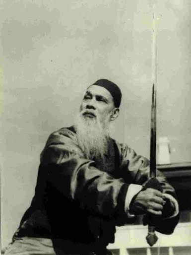 Lão võ sư người Tạng biểu diễn kiếm thuật. Nguồn: China-culture.cn.