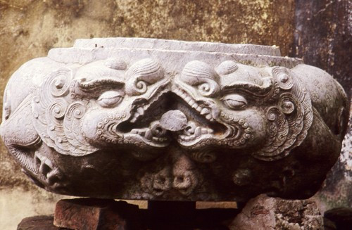 Đôi sư tử vờn ngọc chùa Phật Tích.