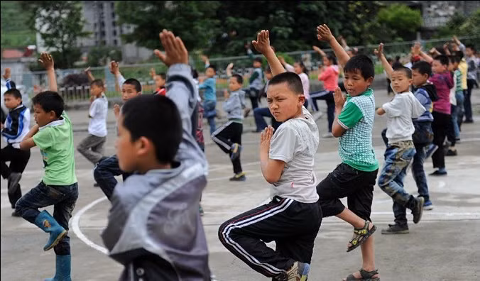 Học sinh dân tộc Miêu tập võ thuật. Ảnh: China-cultural.com.