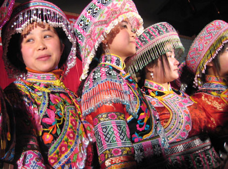 Thiếu nữ Miêu Đỏ trong ngày hội. Ảnh: China-cultural.com.