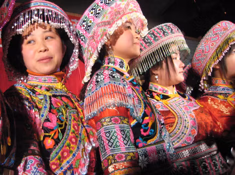 Thiếu nữ Miêu Đỏ trong ngày hội. Ảnh: China-cultural.com.