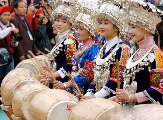 Nhan sắc lộng lẫy của các thiếu nữ Miêu Trắng. Ảnh: China-cultural. com.