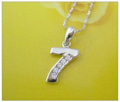 Từ 2003 trở về trước, số 7 được xem là số hên nhất, đó là lý do vì sao có nhiều số 7 được sử dụng như 7 kỳ quan thế giới, 7 ngày trong tuần, 7 môn nghệ thuật… Tuy nhiên từ 2004, số 8 được cho là số may mắn nhất bởi nó tượng trưng cho sự thịnh vượng. Vì lý do này mà hiện nay số 8 rất được ưa chuộng.