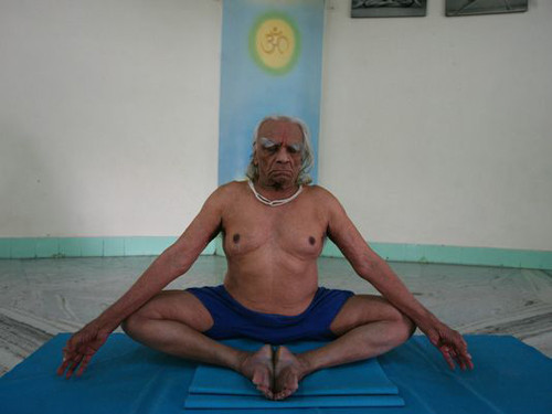 Huyền thoại BKS Iyengar đang thực hành tại viện Yoga ở Pune ngày 19/11/2007.