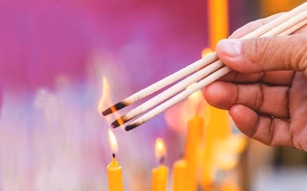 Thap huong ngay Tet can nho nhung dieu kieng ky nay keo 