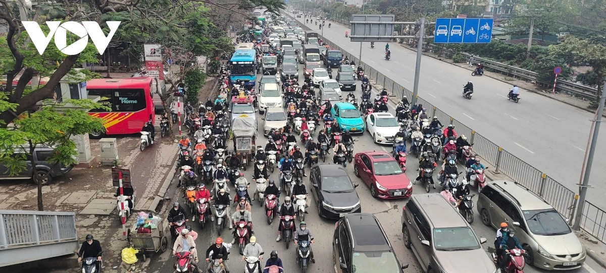 Các phương tiện phải nối đuôi nhau di chuyển khó khăn từ Bến xe Nước ngầm đến ngã tư Ngọc Hồi.